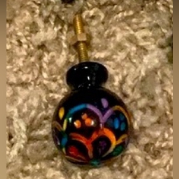 Lot of 18 Wooden Decorative Knobs - Picture 4 of 4